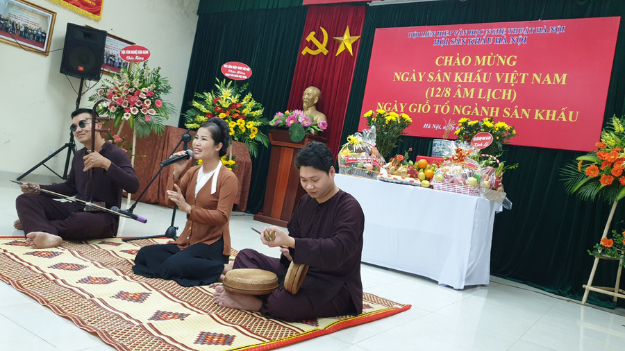 Các nghệ sĩ trẻ Nhà hát Múa rối Thăng Long hát xẩm mừng Ngày giỗ Tổ ngành sân khấu. Ảnh: Bình Thanh. Các nghệ sĩ trẻ Nhà hát Múa rối Thăng Long hát xẩm mừng Ngày giỗ Tổ ngành sân khấu. Ảnh: Bình Thanh.