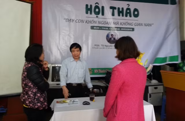 PGS. TS Tâm lý Nguyễn Công Khanh chia sẻ với các bậc phụ huynh tại Hội thảo với chủ đề “Dạy con khôn ngoan mà không gian nan”