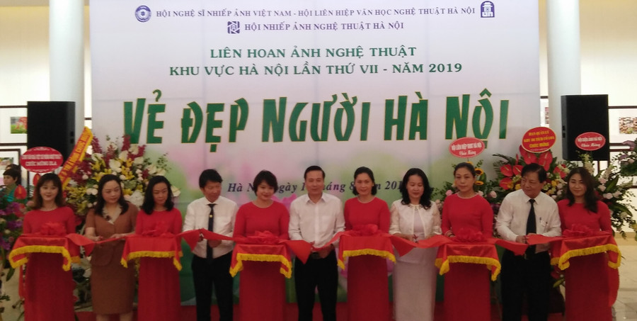 Các đại biểu cắt băng khai mạc liên hoan. Ảnh: Bình Thanh. Các đại biểu cắt băng khai mạc liên hoan. Ảnh: Bình Thanh.