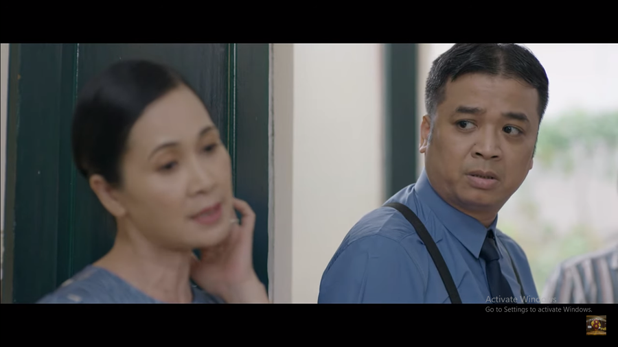 "Những nhân viên gương mẫu": Trưởng phòng Như ý kháy khỉa anh bảo vệ. "Những nhân viên gương mẫu": Trưởng phòng Như ý kháy khỉa anh bảo vệ.