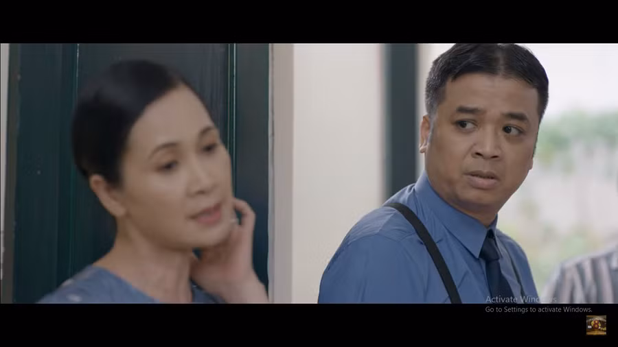 "Những nhân viên gương mẫu": Trưởng phòng Như ý kháy khỉa anh bảo vệ. "Những nhân viên gương mẫu": Trưởng phòng Như ý kháy khỉa anh bảo vệ.