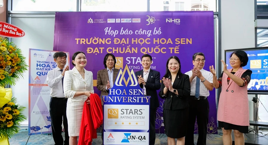 Lãnh đạo Tập đoàn Giáo dục Nguyễn Hoàng cùng Ban giám hiệu Trường ĐH Hoa Sen đón nhận chứng nhận 4 sao từ QS- Stars