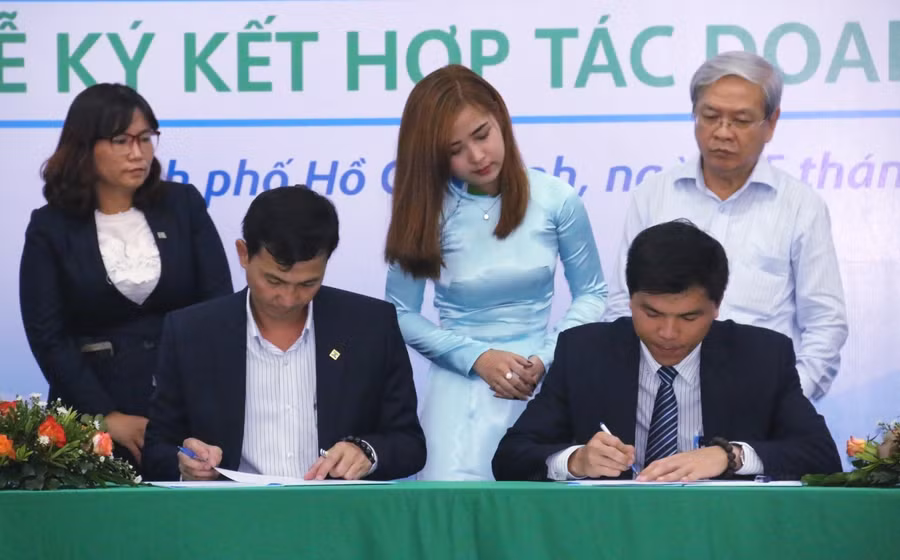 Ông Vũ Quang Chính - Tổng Giám đốc cty CP Giáo dục Hùng Hậu (hình bên phải) ký kết hợp tác với các doanh nghiệp