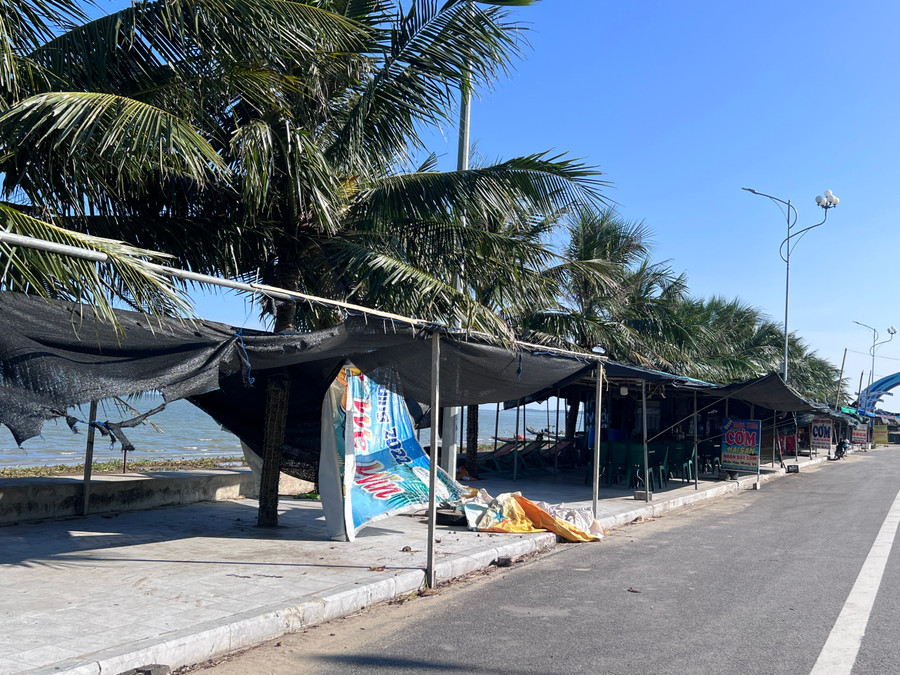 Bờ biển trở nên xấu xí trong mắt du khách. (Ảnh: NT). Bờ biển trở nên xấu xí trong mắt du khách. (Ảnh: NT).