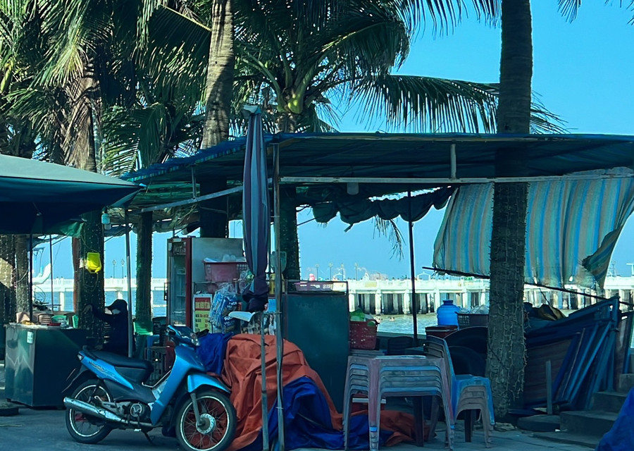 Cảnh nhếch nhác trong các ô quán trước biển. (Ảnh: NT). Cảnh nhếch nhác trong các ô quán trước biển. (Ảnh: NT).