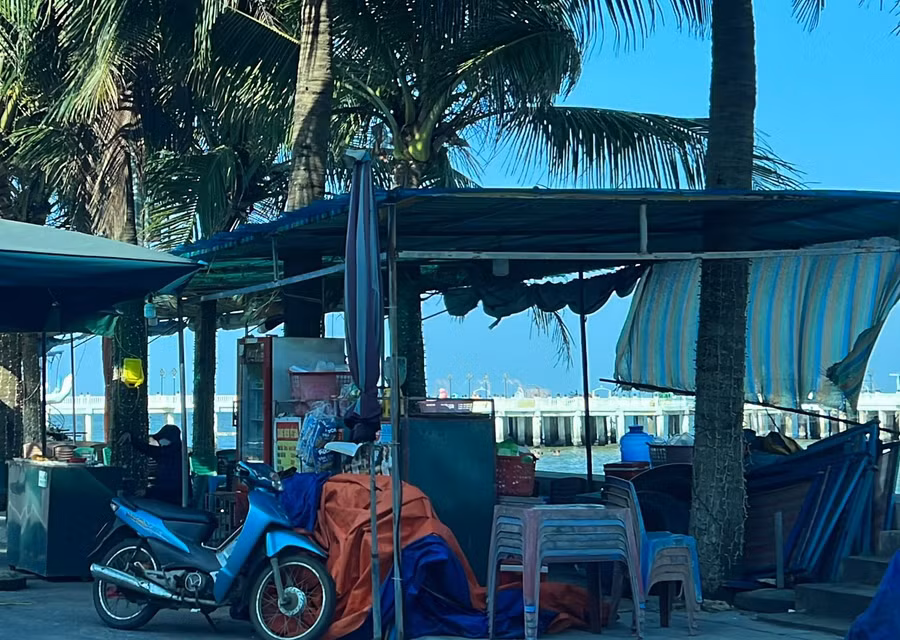 Cảnh nhếch nhác trong các ô quán trước biển. (Ảnh: NT).
