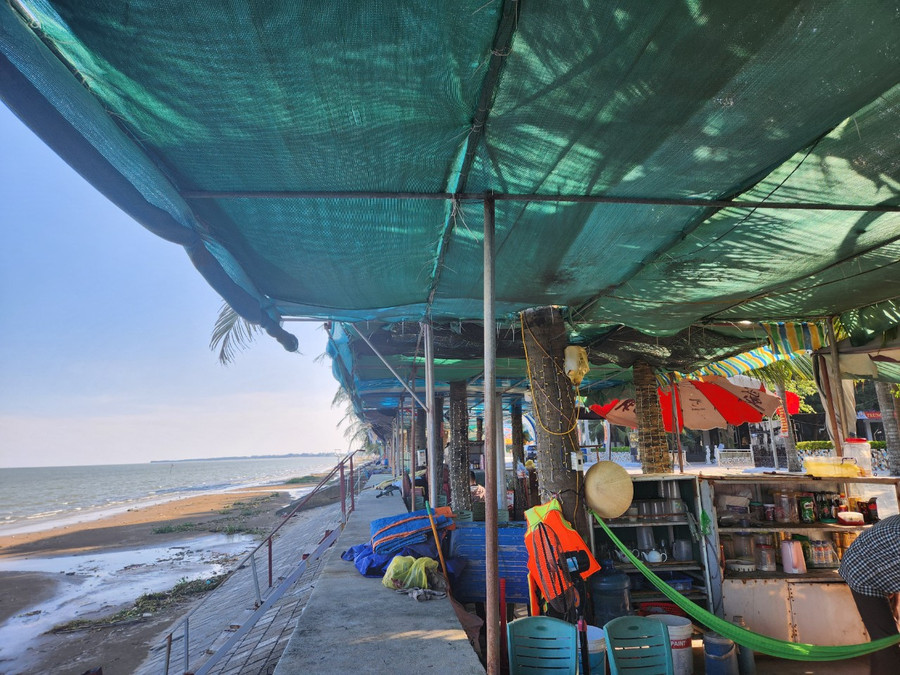 Việc dựng các lều quán dọc bãi biển như thế này làm mất cảnh quan của bãi tắm. (Ảnh: NT). Việc dựng các lều quán dọc bãi biển như thế này làm mất cảnh quan của bãi tắm. (Ảnh: NT).