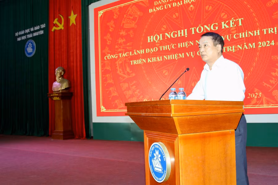 GS.TS Phạm Hồng Quang, Bí thư Đảng uỷ, Chủ tịch Hội đồng Đại học Thái Nguyên phát biểu tại hội nghị.