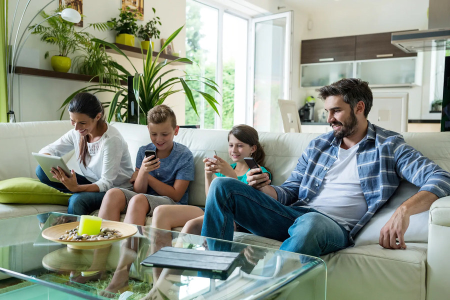 Nhiều bậc cha mẹ sử dụng công nghệ như một cách để giảm bớt căng thẳng và nhàm chán có thể đi kèm với việc nuôi dạy con cái. (Ảnh: ITN).