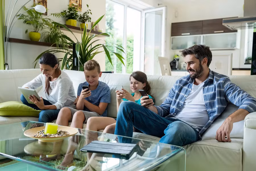 Nhiều bậc cha mẹ sử dụng công nghệ như một cách để giảm bớt căng thẳng và nhàm chán có thể đi kèm với việc nuôi dạy con cái. (Ảnh: ITN).