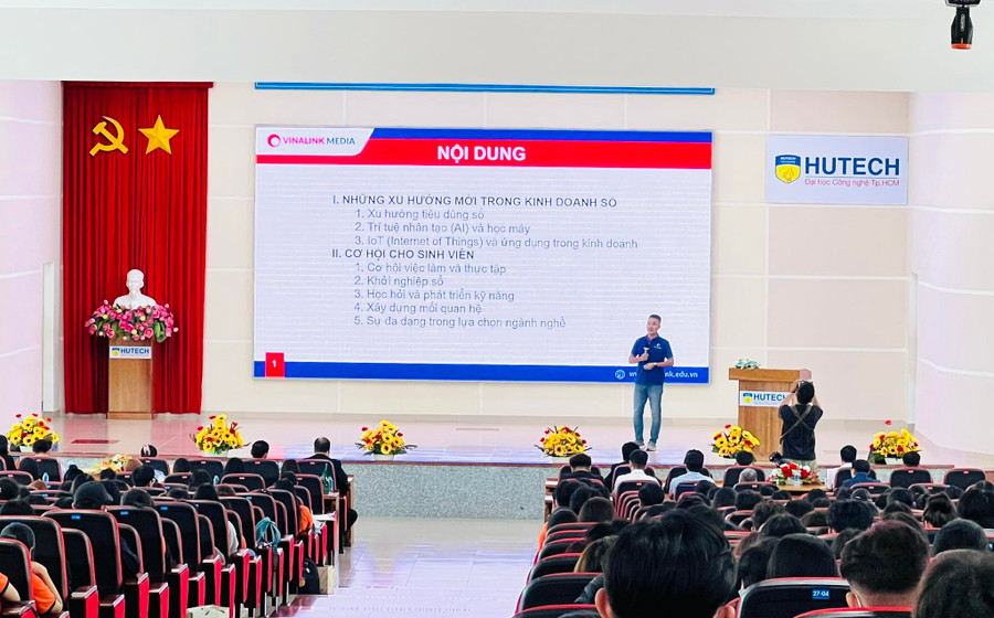 Một chuyên gia đang trình bày tham luận tại diễn đàn