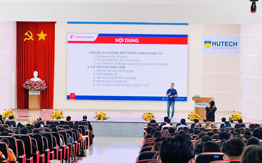 Một chuyên gia đang trình bày tham luận tại diễn đàn