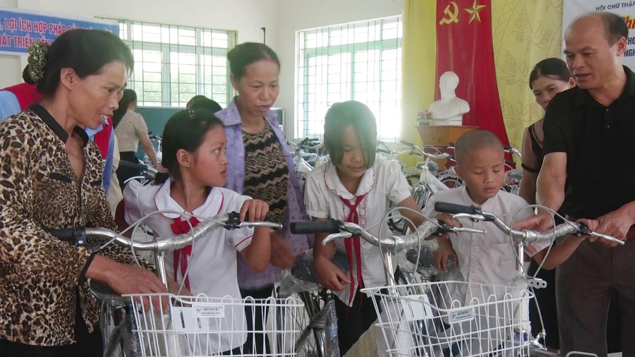 Trao tặng 55 xe đạp cho học sinh nghèo, có hoàn cảnh đặc biệt khó khăn các Trường Tiểu học, THCS xã Lăng Hiếu, huyện Trùng Khánh, tỉnh Cao Bằng.