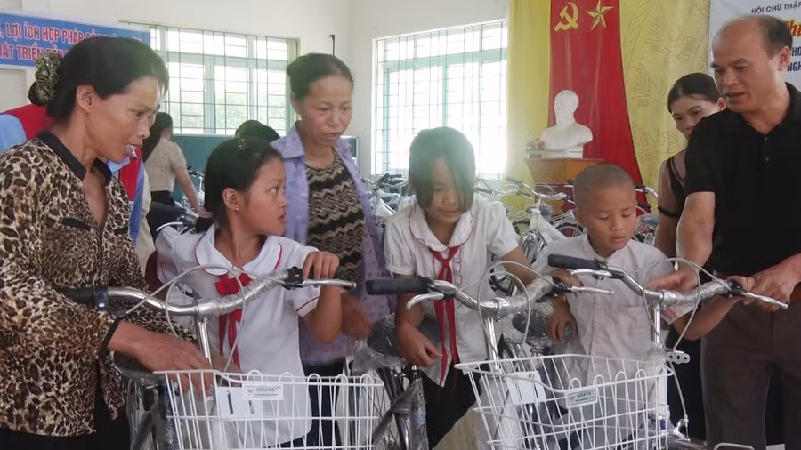 Trao tặng 55 xe đạp cho học sinh nghèo, có hoàn cảnh đặc biệt khó khăn các Trường Tiểu học, THCS xã Lăng Hiếu, huyện Trùng Khánh, tỉnh Cao Bằng.