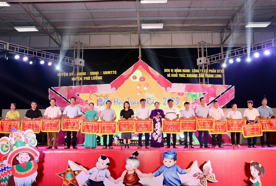 Dịp này, Ban tổ chức đã trao giải thưởng phần Thiết kế và Rước đèn Trung thu cho 15 xã, thị trấn có sản phẩm chỉnh chu, đảm bảo đầy đủ tiêu chí mà ban tổ chức đưa ra. Dịp này, Ban tổ chức đã trao giải thưởng phần Thiết kế và Rước đèn Trung thu cho 15 xã, thị trấn có sản phẩm chỉnh chu, đảm bảo đầy đủ tiêu chí mà ban tổ chức đưa ra.