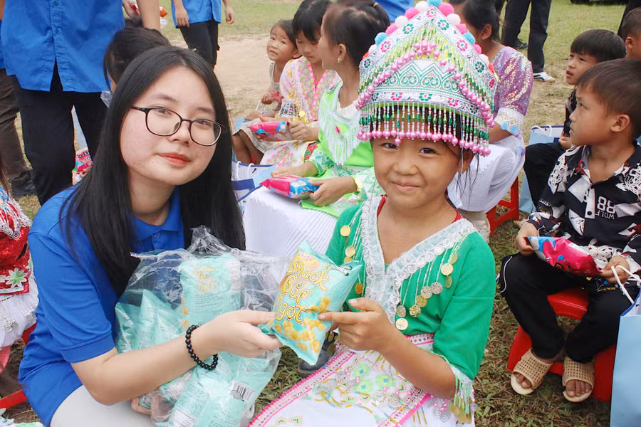 Đem Tết trung thu đến với trẻ em nghèo, trẻ em có hoàn cảnh đặc biệt.