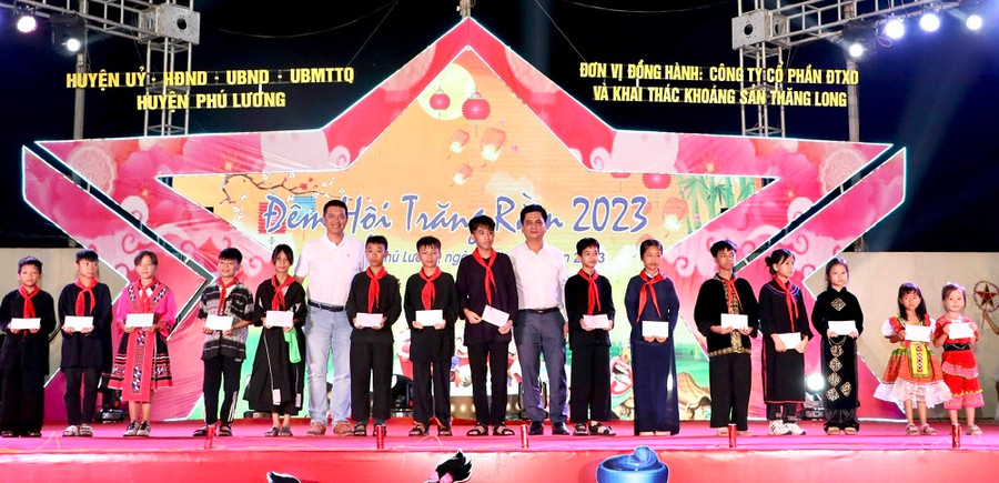 Ông Nguyễn Lâm Thành, Phó Chủ tịch Hội đồng Dân tộc Quốc hội và đại diện đơn vị tài trợ trao quà tặng cho các em thiếu nhi. Ông Nguyễn Lâm Thành, Phó Chủ tịch Hội đồng Dân tộc Quốc hội và đại diện đơn vị tài trợ trao quà tặng cho các em thiếu nhi.