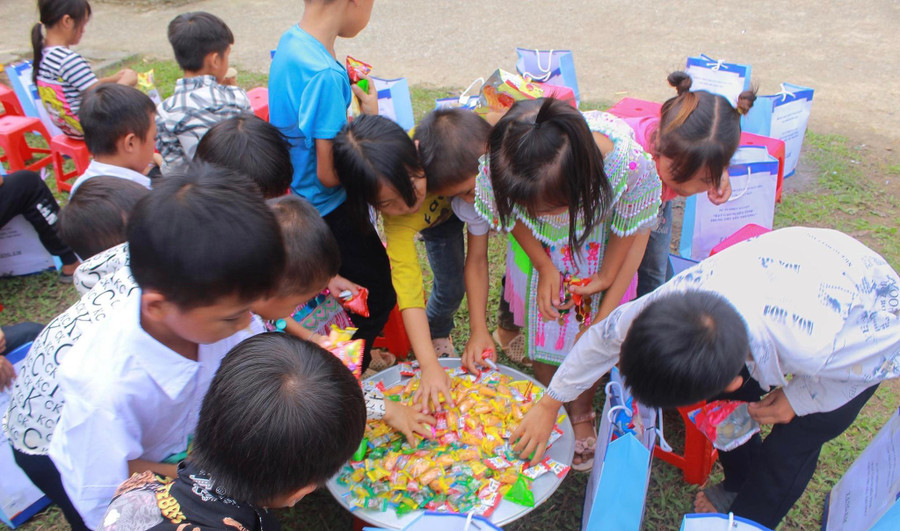 Những đứa trẻ vùng cao được thưởng thức những tấm bánh, chiếc kẹo trung thu ngọt ngào. Những đứa trẻ vùng cao được thưởng thức những tấm bánh, chiếc kẹo trung thu ngọt ngào.