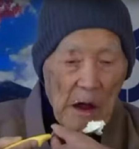Cụ ông già nhất thế giới: 113 tuổi vẫn thích ăn kẹo ảnh 1 Dù không còn răng nhưng cụ ông vẫn thích ăn đồ ngọt