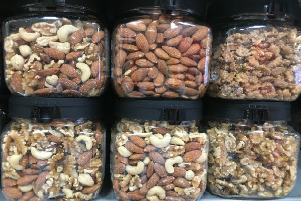 Người dùng không nên ăn quá nhiều các loại hạt để tránh mất cân đối dinh dưỡng. Người dùng không nên ăn quá nhiều các loại hạt để tránh mất cân đối dinh dưỡng. Ảnh: Cẩm Anh