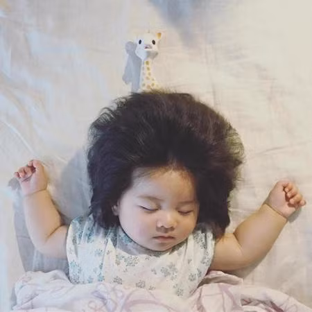 Nhật Bản: Bé 7 tháng tuổi có mái tóc bồng bềnh như mây thu hút vạn người xem ảnh 1