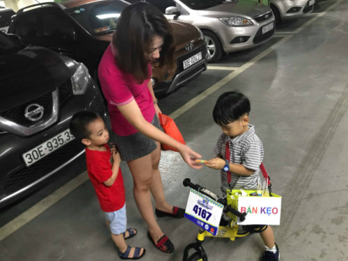 Măng học được những khách hàng tiềmnăng là các ông bố, bà mẹ đi cùng con, nên em thường tiếp cận nhóm này nhất. Ảnh: NVCC. Măng học được những khách hàng tiền năng là các ông bố, bà mẹ đi cùng con, nên em thường tiếp cận nhóm này nhất. Ảnh: NVCC.