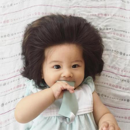 Nhật Bản: Bé 7 tháng tuổi có mái tóc bồng bềnh như mây thu hút vạn người xem ảnh 5 Bé gái làm gì cũng hết sức đáng yêu