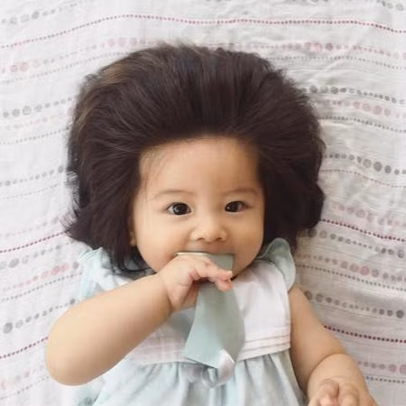Bé gái làm gì cũng hết sức đáng yêu
