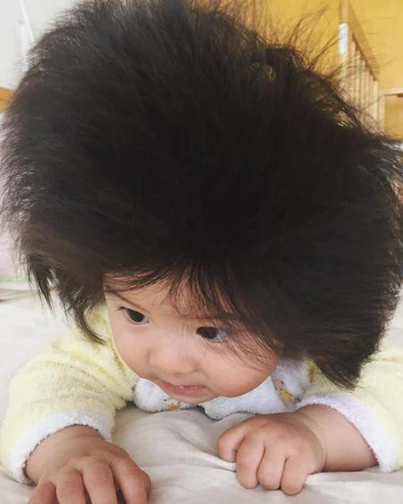 Nhật Bản: Bé 7 tháng tuổi có mái tóc bồng bềnh như mây thu hút vạn người xem ảnh 2 Nhật Bản: Bé 7 tháng tuổi có mái tóc bồng bềnh như mây thu hút vạn người xem ảnh 2