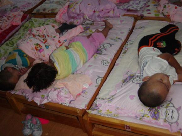 Loại quần áo không nên mặc cho trẻ khi ngủ ở trường, trẻ ngủ trưa ở trường, trẻ ngủ trưa ở trường không nên mặc những loại quần áo này