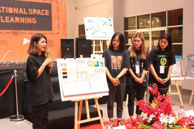 Các nhóm trình bày ý tưởng trước Ban Giám khảo.