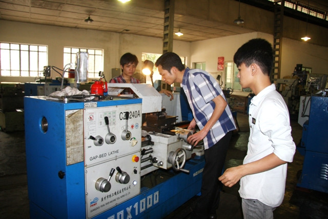 SV Đại học Sư phạm Kỹ thuật Hưng Yên trong giờ thực hành