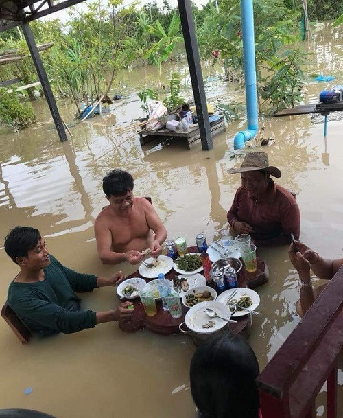 Ăn chơi không ngại mưa rơi.