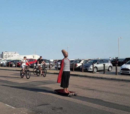 Hiên ngang như một vị thần.