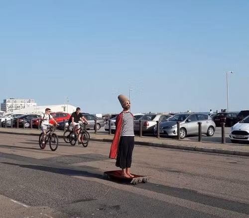 Hiên ngang như một vị thần. Hiên ngang như một vị thần.