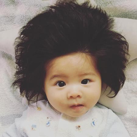 Nhật Bản: Bé 7 tháng tuổi có mái tóc bồng bềnh như mây thu hút vạn người xem ảnh 4 Chỉ nhìn vào ống kính thôi cũng khiến nhiều người phát cuồng