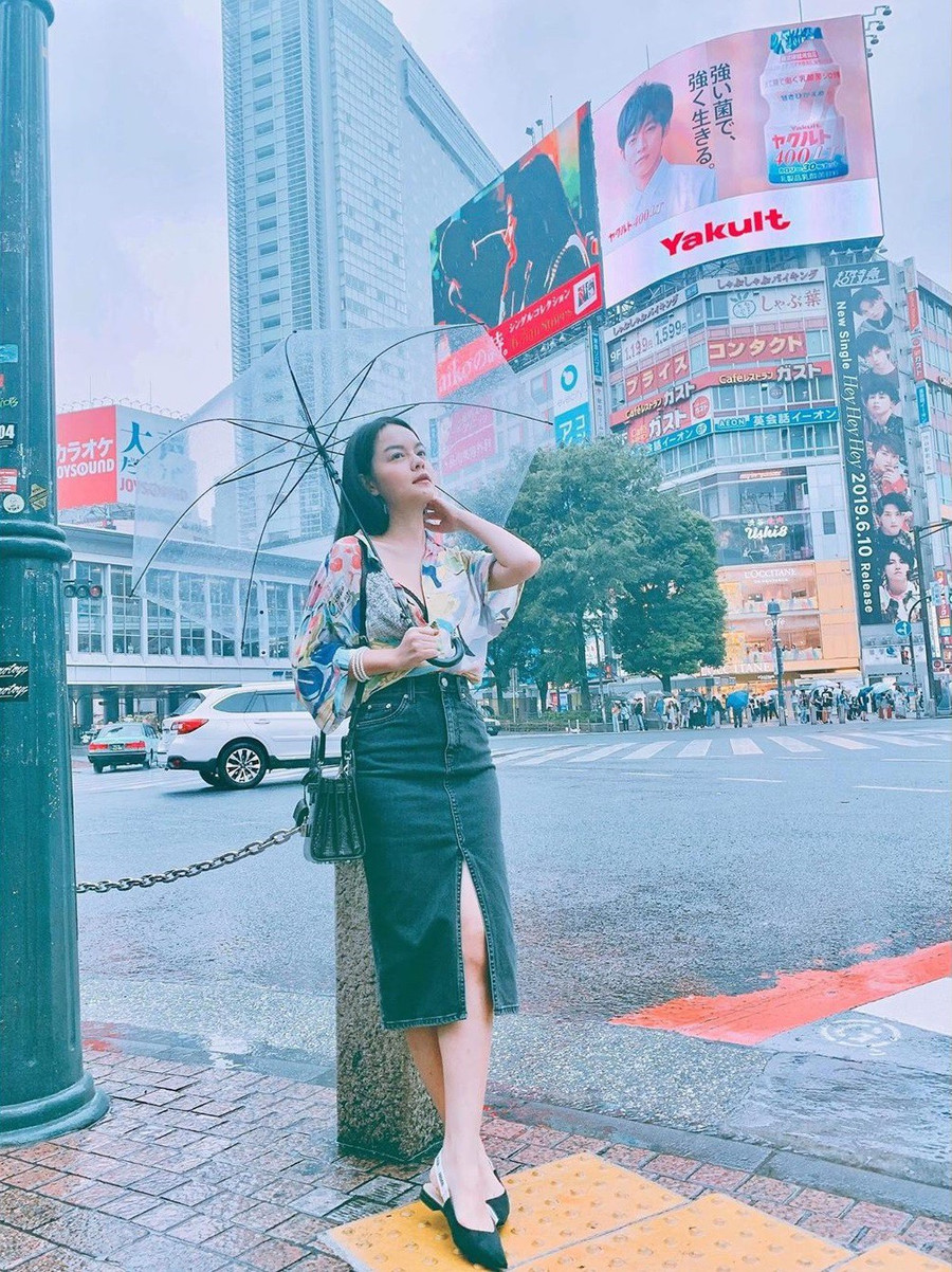 Vóc dáng thấp bé, Phạm Quỳnh Anh vẫn “hack dáng” quá đỉnh chỉ nhờ 1 món đồ ảnh 2 Vóc dáng thấp bé, Phạm Quỳnh Anh vẫn “hack dáng” quá đỉnh chỉ nhờ 1 món đồ ảnh 2