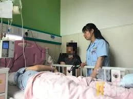 Nhấp 1 ngụm “nước khoáng”, bé gái thét lên kinh hoàng rồi lăn ra đất