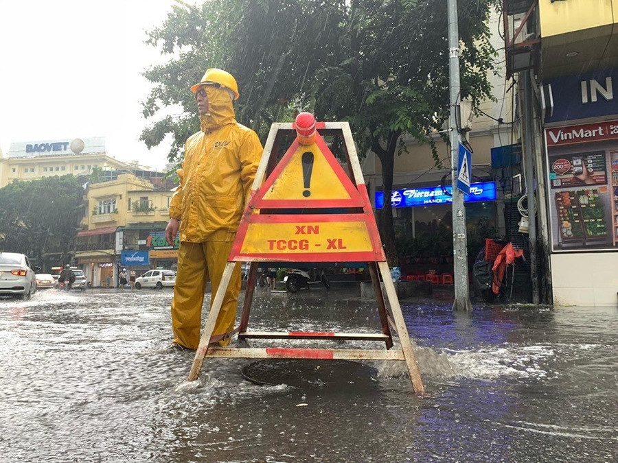 Lực lượng chức năng ứng trực giải cứu úng ngập.