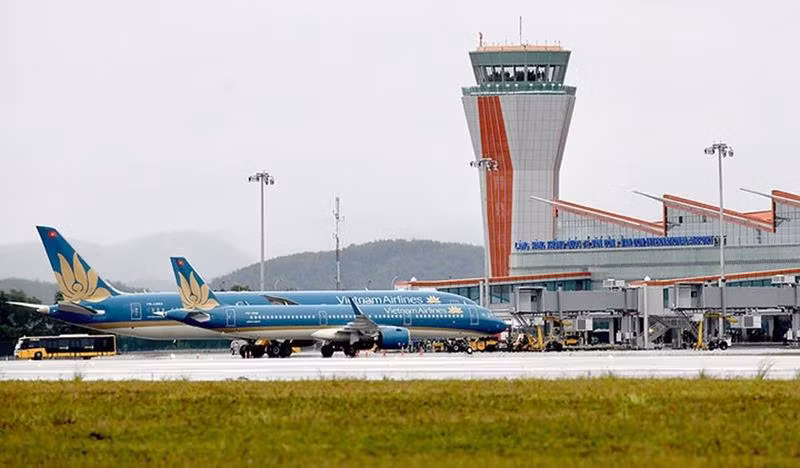 Cục Hàng không Việt Nam vừa thông báo tạm ngừng khai thác các chuyến bay đến sân bay Vân Đồn (Quảng Ninh) và sân bay Cát Bi (Hải Phòng) từ 12 giờ trưa nay (2/8) đến 12 trưa mai (3/8) để đảm bảo an ninh, an toàn cho hoạt động khai thác.