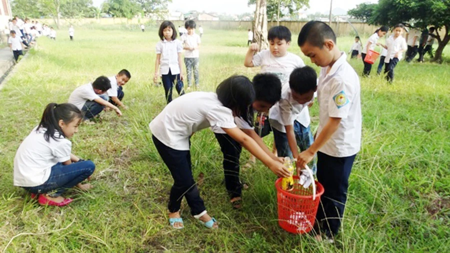 Học sinh Trường TH Yên Thọ (Đông Triều, Quảng Ninh) vệ sinh khuôn viên trường. Ảnh: Hữu Cường