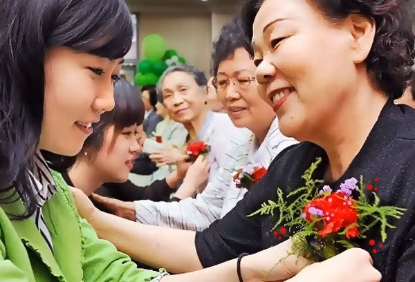 Người Hàn Quốc cài hoa cẩm chướng tặng mẹ trong ngày lễ Vu Lan.

