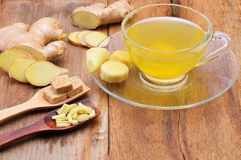 Dùng vài lát gừng đem chưng cùng một chút đường phèn, cho trẻ ngậm 2-3 lần mỗi ngày trị ho khan.
