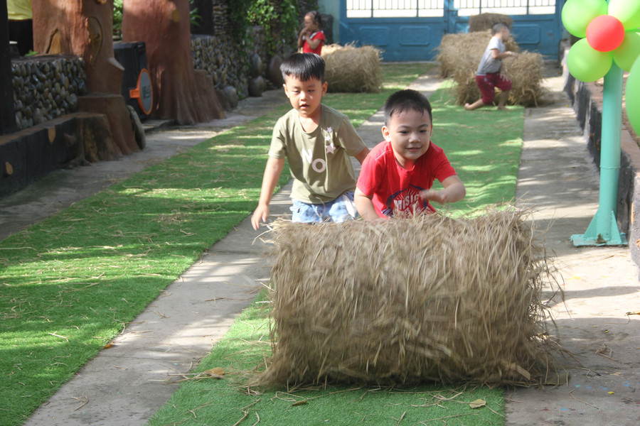Trẻ tham gia trò chơi tại Trường MN Hoa Phượng Hồng Trẻ tham gia trò chơi tại Trường MN Hoa Phượng Hồng