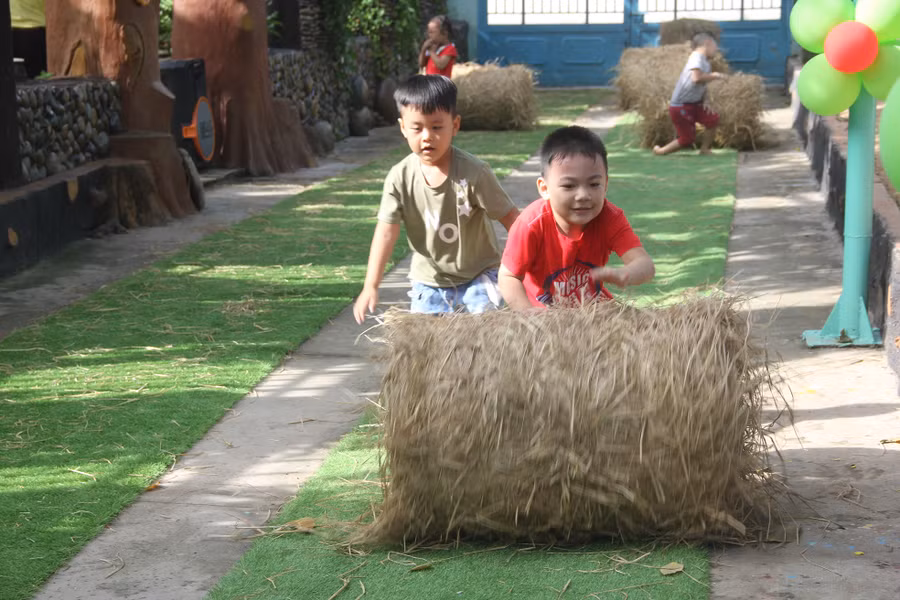 Trẻ tham gia trò chơi tại Trường MN Hoa Phượng Hồng