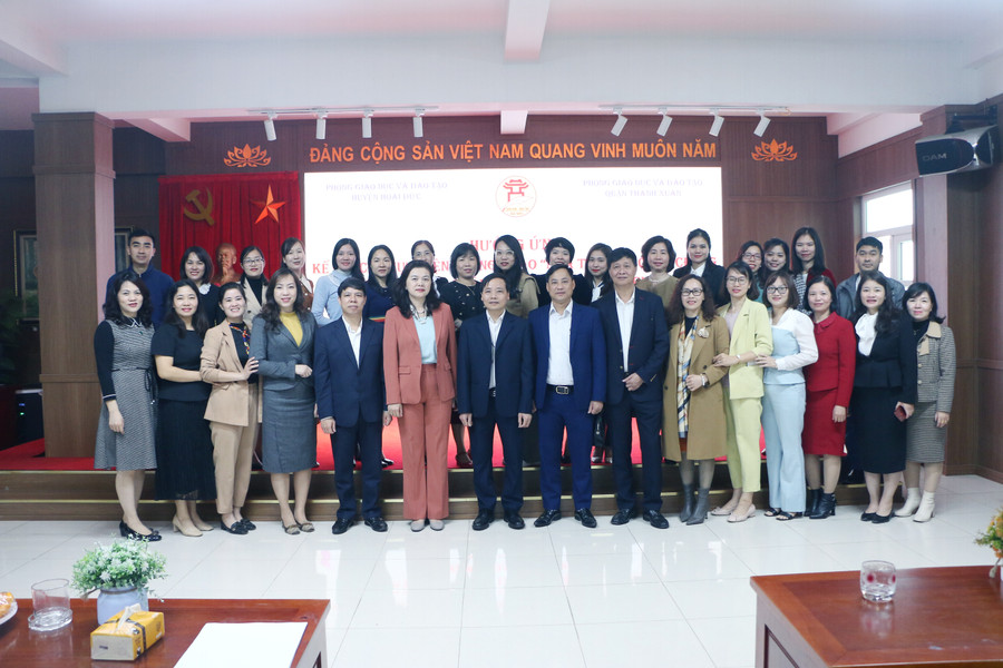 Đại diện ngành Giáo dục Thanh Xuân và Hoài Đức cùng cam kết tăng cường trao đổi chuyên môn để nâng cao chất lượng giáo dục. Đại diện ngành Giáo dục Thanh Xuân và Hoài Đức cùng cam kết tăng cường trao đổi chuyên môn để nâng cao chất lượng giáo dục.