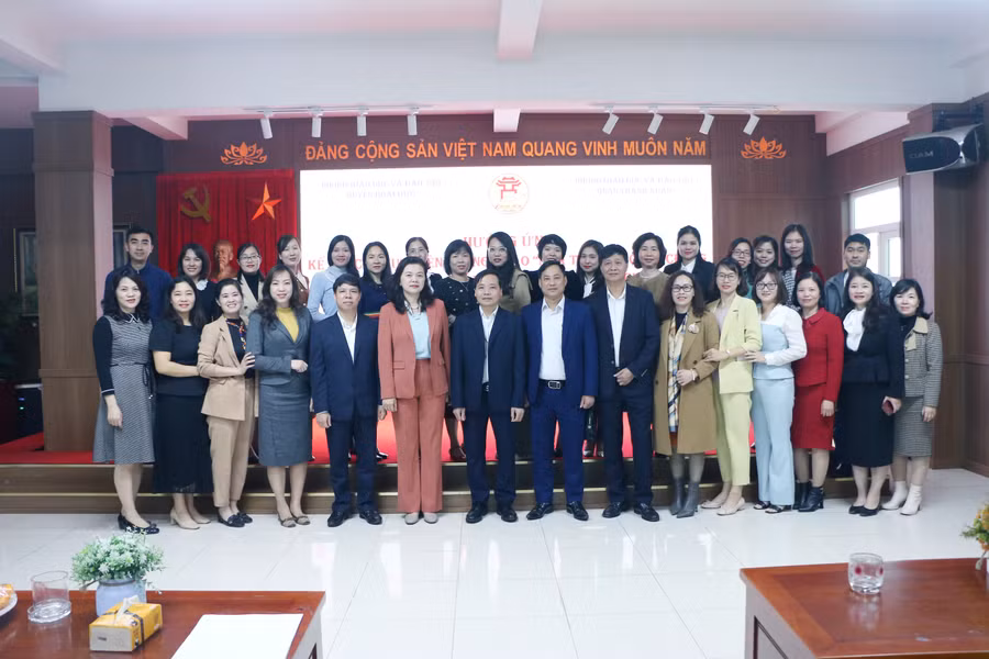 Đại diện ngành Giáo dục Thanh Xuân và Hoài Đức cùng cam kết tăng cường trao đổi chuyên môn để nâng cao chất lượng giáo dục.