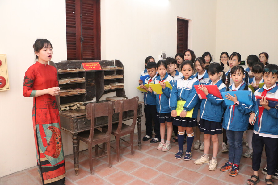 Học sinh thăm Nhà lưu niệm Bác Hồ tại thôn Hậu Ái, xã Vân Canh và ghi chép lại thông tin cơ bản về quãng thời gian Bác sống và làm việc tại đây cuối năm 1946. Học sinh thăm Nhà lưu niệm Bác Hồ tại thôn Hậu Ái, xã Vân Canh và ghi chép lại thông tin cơ bản về quãng thời gian Bác sống và làm việc tại đây cuối năm 1946.