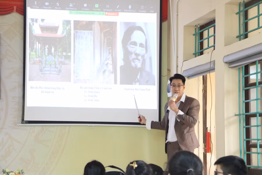 Thầy Nguyễn Sỹ Lợi - Trường Tiểu học Vân Canh thực hiện tiết chuyên đề về lịch sử địa phương, các nhân vật nổi tiếng của quê hương Vân Canh.