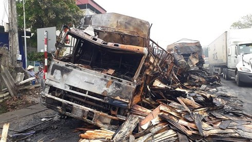 Vụ tai nạn trên QL1A: Đã xác định được danh tính 2 người chết cháy trong xe tải ảnh 1